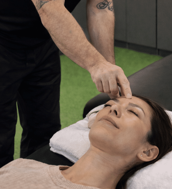 kvinna blir behandlad för psykisk ohälsa med optimum mind