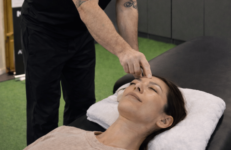 kvinna blir behandlad för psykisk ohälsa med optimum mind