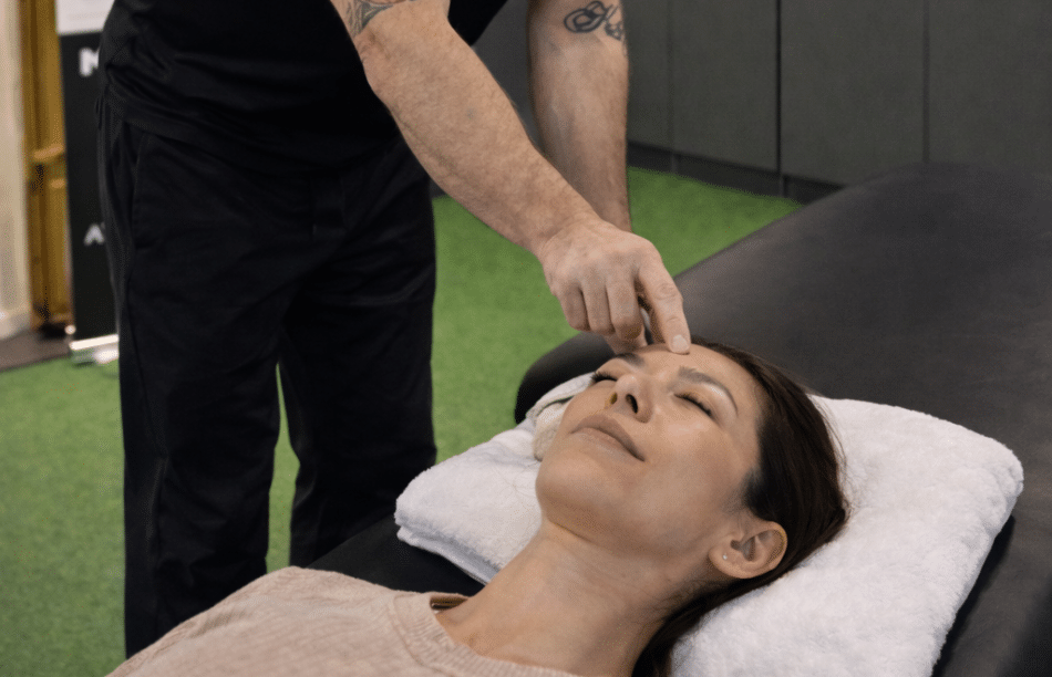 kvinna blir behandlad för psykisk ohälsa med optimum mind