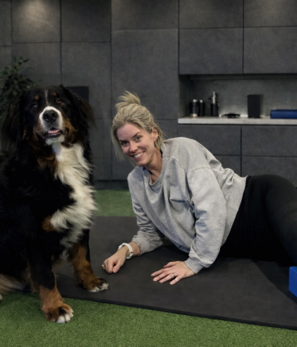 en kvinna som är glad och tränar postural träning med optimummetoden