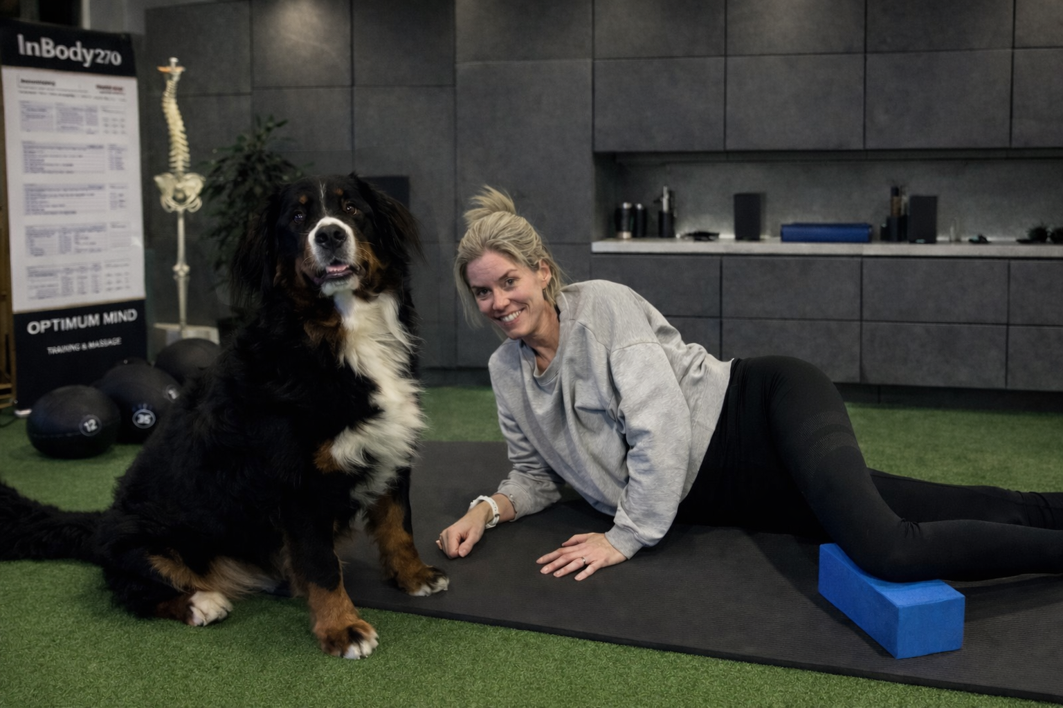 en kvinna som är glad och tränar postural träning med optimummetoden